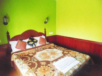 Cheravally Deluxe Houseboat, Alleppey 2